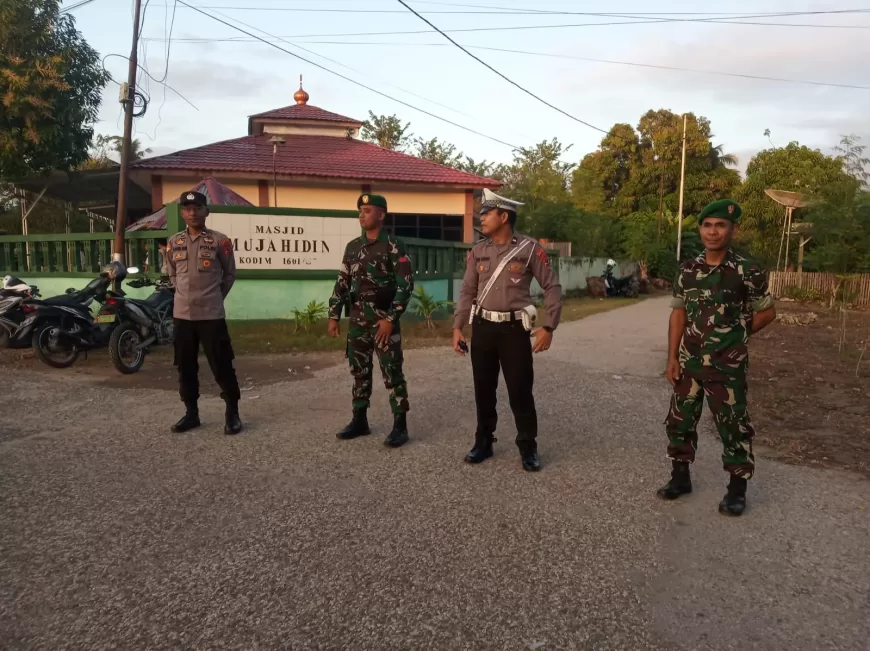 Personil Kodim Sumba Timur Amankan Sholat Idul Adha Di Lapangan