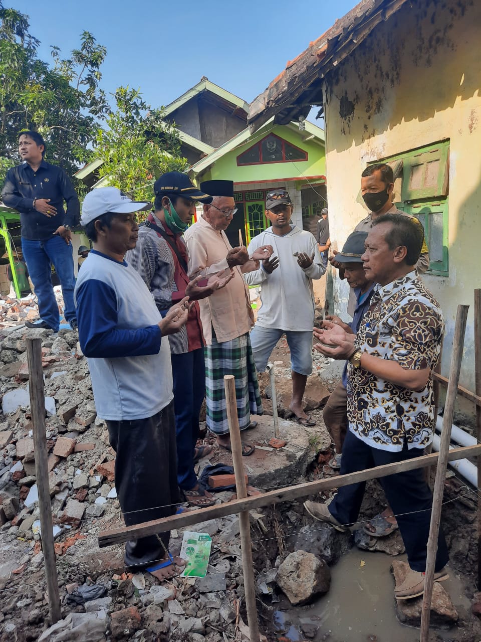 Bhabinkamtibmas Desa Bungko Lor Polsek Kapetakan Polres Ciko Hadiri Peletakan Batu Pertama Mushollah