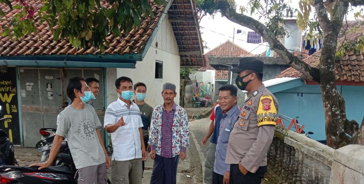 Patroli Bhabinkamtibmas Polsek Sukahaji Himbau Warga Pentingnya Prokes Ditengah Masa Pandemi Covid-19