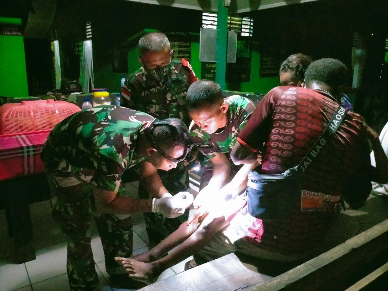 Dengan Sigap, Satgas Yonif 512 Obati Anak Kecil Yang Terluka Di Perbatasan Papua
