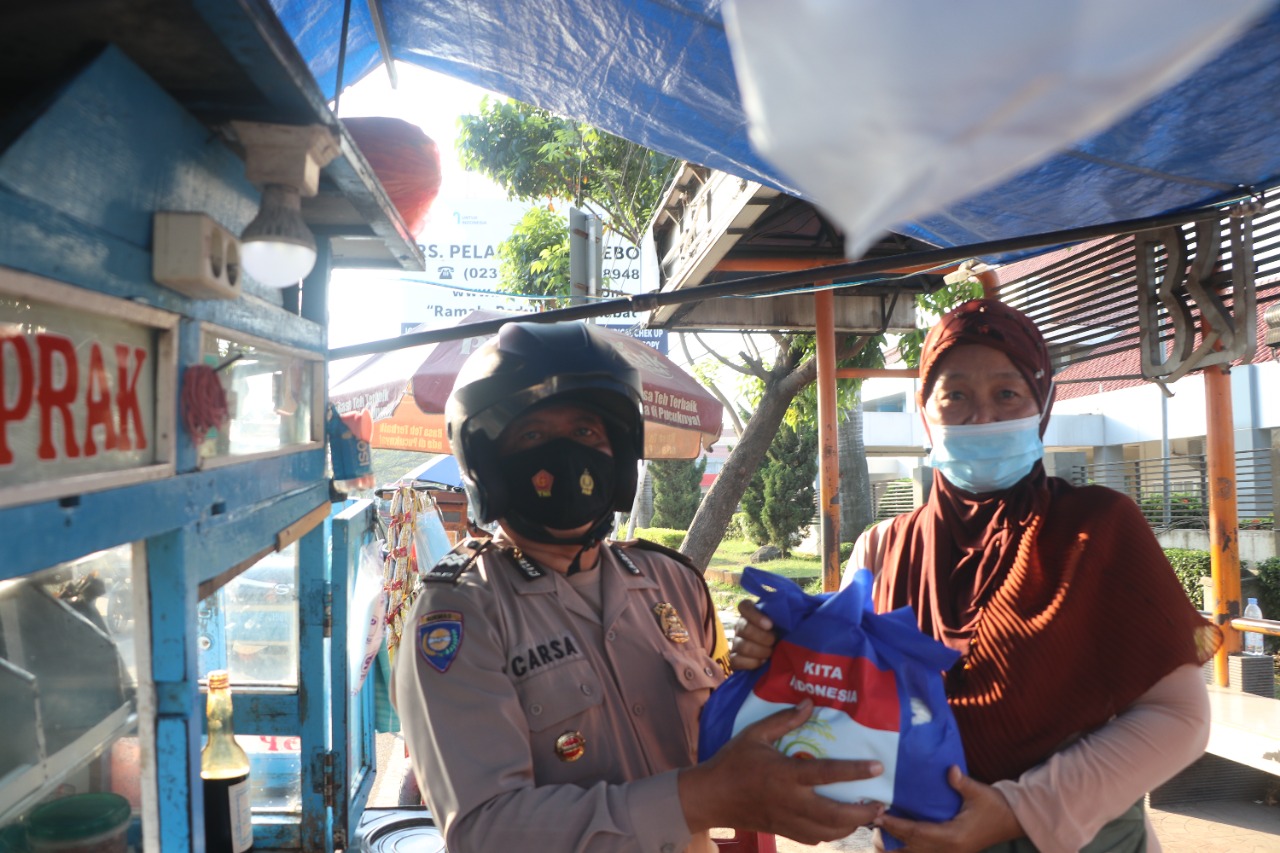 Patroli Motor Babinkamtibmas dan Babinsa PPKM Darurat Polres Cirebon Kota Bansos dari Kapolres Cirebon Kota Untuk Puluhan PKL