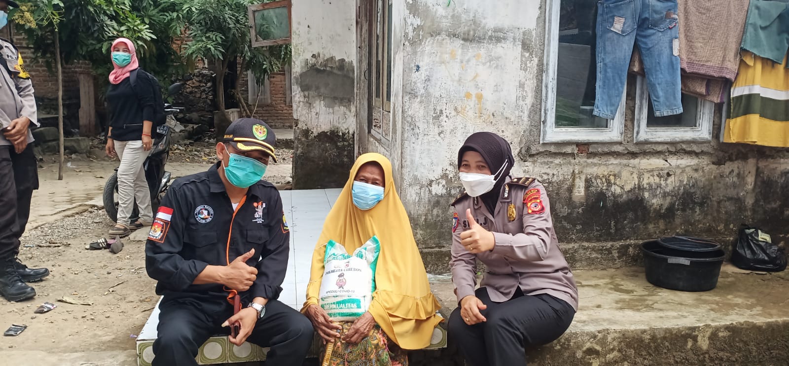 Polresta Cirebon Salurkan Bantuan Beras Kepada Warga Slum Area Yang Terdampak PPKM Level 4