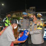 Patroli Skala Besar Gabungan TNI, Polri, dan Satpol PP Kabupaten Cirebon Bagikan Bantuan Beras Kepada Pedagang Kaki Lima