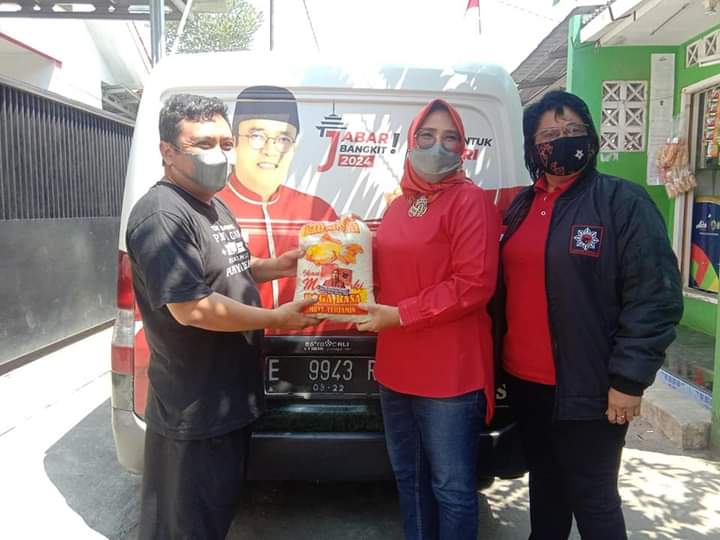 PDI Perjuangan Kota Cirebon Bagikan 250 Paket Beras ke Warga