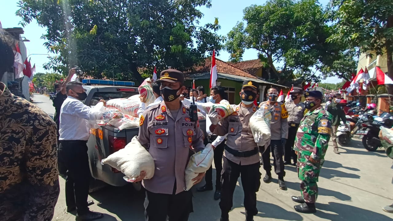 Kapolres Cirebon Kota Laksanakan Bansos dan Cek Vaksin Massal di Desa Mertasinga