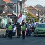 Tanamkan Nilai Nasionalisme, Satlantas Polresta Cirebon Kibarkan Merah Putih di Jalan Raya Saat Detik-detik Proklamasi