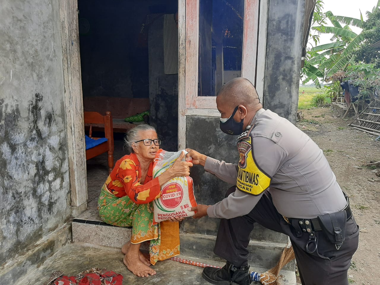 Polresta Cirebon Serahkan Bantuan Beras Kepada Warga Desa Mulyasari dan Desa Tawangsari