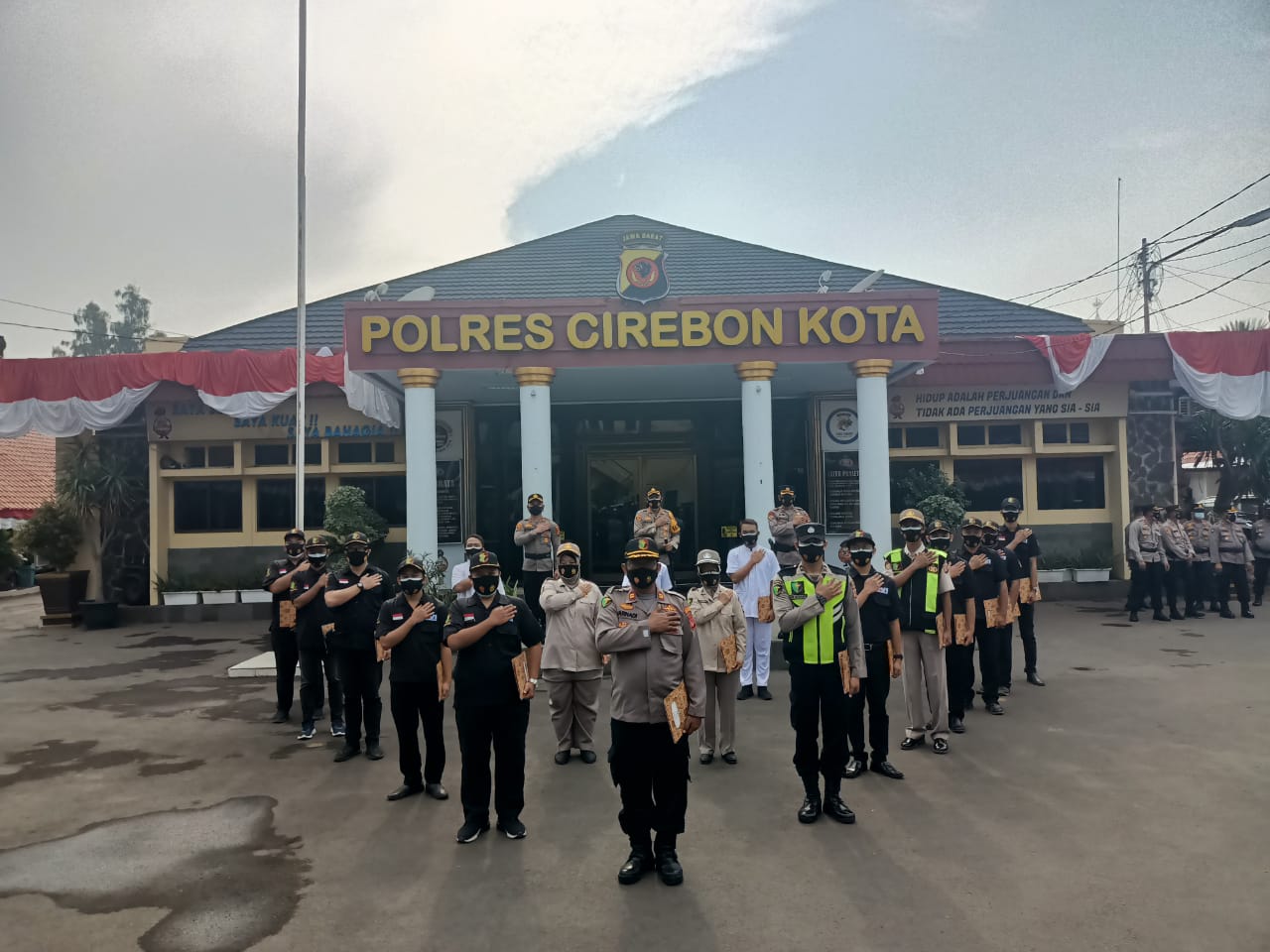 Kapolres Cirebon Kota Berikan Penghargaan Kepada Personil Urkes Klinik Pratama Polres Cirebon Kota
