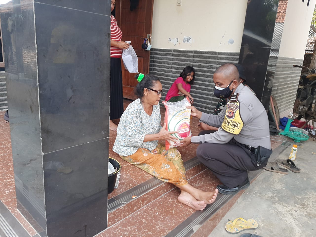 Peduli Covid-19, Polresta Cirebon Bagikan 200 Paket Sembako Kepada Warga Desa Bojong Gebang dan Desa Tawangsari