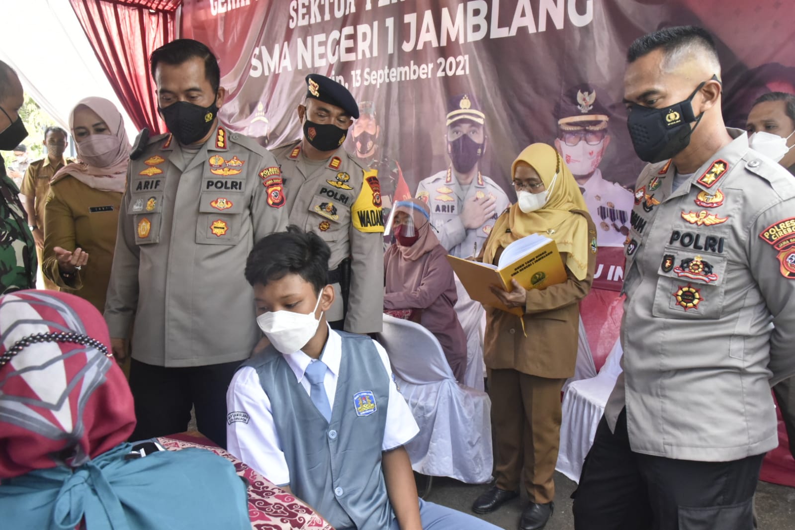 Ribuan Warga Antusias Ikuti Vaksinasi Massal di Wilayah Polresta Cirebon