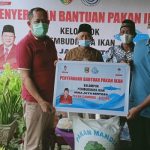 Wabup Tanggamus Menyerahkan Secara Simbolis Bantuan Pakan Ikan Untuk Kelompok Pembudidaya Ikan (POKDAKAN) Mina Jaya Sentosa di Pekon Campang Kecamatan Gisting