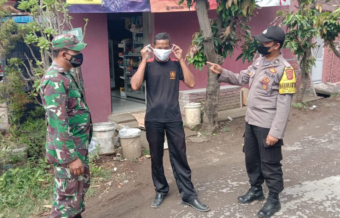 Sinergitas TNI- POLRI Tanpa Lelah Bagikan Masker Gratis Bagi Warga Desa Kalikoa