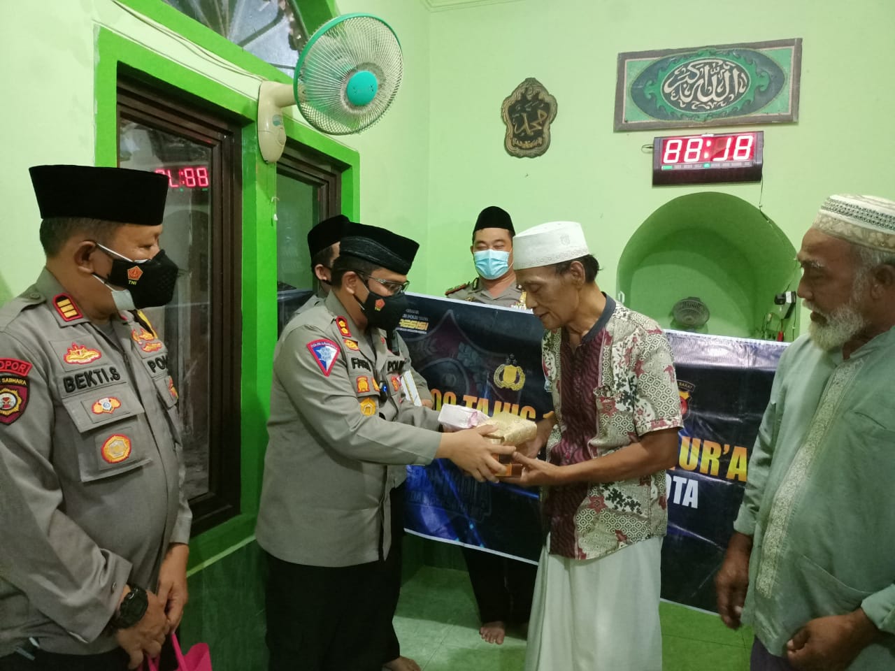 Kapolres Cirebon Kota Laksanakan Program 100 Tajug 1.000 Al Qur'an Serta Bansos Sarung dan Mukenah