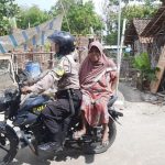 Bhabin Desa Suranenggala lor Polsek Kapetakan Polres Ciko Bonceng Lansia Untuk Vaksin