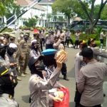 Aksi Humanis Ditunjukan Polres Karawang Saat Demo Mahasiswa di Depan Pintu Gerbang Kantor Bupati