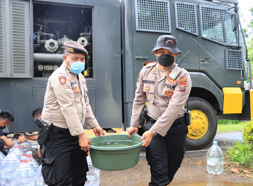 Peduli Bencana Alam, Polres Jember Distribusikan Air Bersih Kepada Warga Terdampak Banjir Gunakan Truk Water Canon