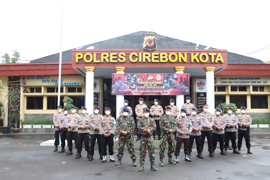 Personil Polres Cirebon Kota Eks Brimob, Potong Tumpeng Syukuran Dalam Rangka HUT ke-76
