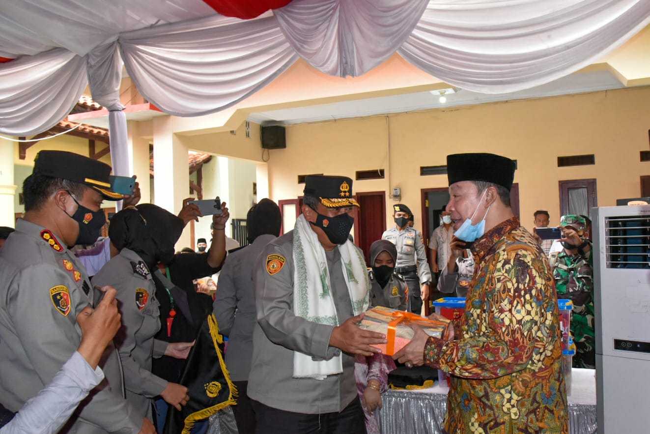 Kapolda Jabar Berikan Bantuan Kitab Ihya Ulumuddin dan Tafsir Jalalain ke Ponpes Buntet dan Ponpes Khas Kempek