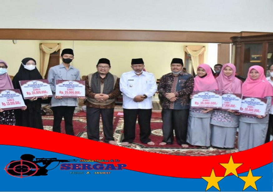 Pemkab Agam Serahkan Bonus Kepada Kafilah Daerah Yang Berhasil Meraih Prestasi Di MTQN Tingkat Sumatera Barat