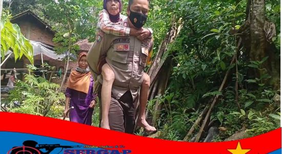 Gelar Vaksinasi Lansia Door To Door Pasukan Langit Pacitan Terbas Jalan Licin