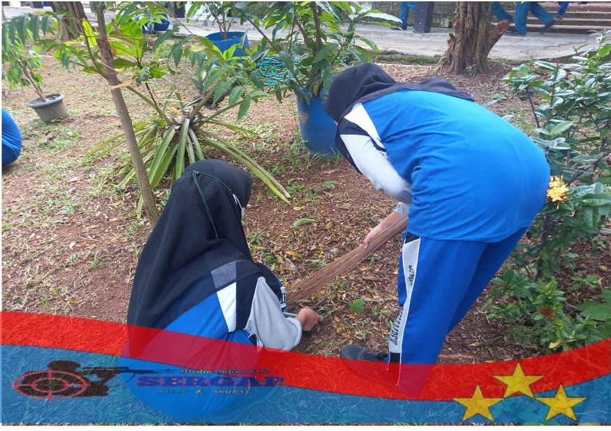 SMK Negeri 1 Kotabaru Karawang Giat Bersih Lingkungan Sekolah