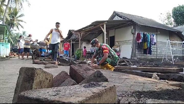 Wujud Kemanunggalan, Babinsa Koramil 0825/01 Banyuwangi Bersama Warga Pasang Paving Block