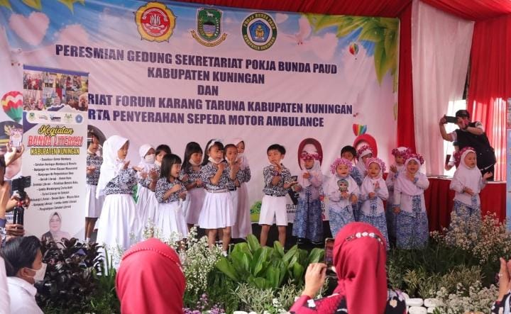 Bunda PAUD Jawa Barat Hj. Atalia Praratya Kamil Resmikan Gedung Sekretariat Pokja Bunda PAUD dan Sekretariat Forum Karang Taruna Kabupaten Kuningan