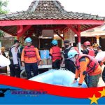 Polres Ponorogo Bantu Evakuasi Korban Bencana Banjir Di Ngasinan Jetis