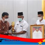 Terima Piala dan Piagam Penghargaan Sebagai Kabupaten Terinovatif 2021, Pj. Bupati Apresiasi Kinerja Perangkat Daerah