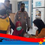 Kapolsek Jatisari Polres Karawang Lakukan Monitoring Vaksinasi Di Kantor Desa Cirejag Kecamatan Jatisari Kabupaten Karawang 