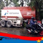 Mobil Tangki Pertamina Bermuatan BBM Dari Kuningan Menuju Cirebon Tabrak Pohon Di Daerah Beber