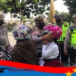 Gelar Operasi Keselamatan Lodaya 2022, Sat Lantas Polres Tasikmalaya Kota Bagikan Helm dan Masker Gratis