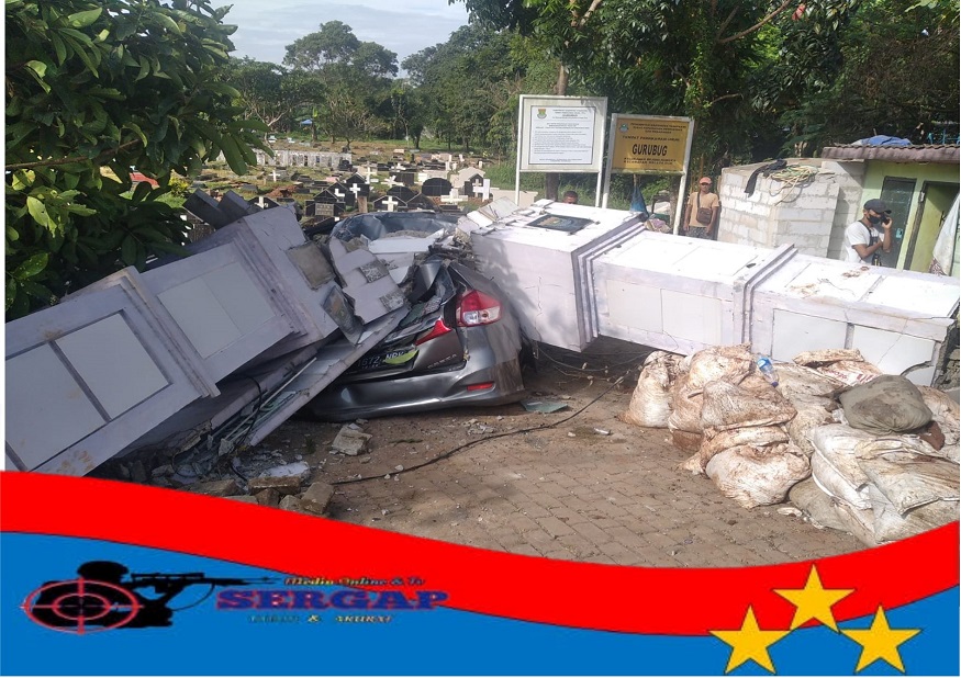 Gapura TPU Roboh Timpa Mobil Hingga Ringsek Akibat Galian Pipa PDAM Tirta Kerta Raharja Yang Tidak Memenuhi Standar