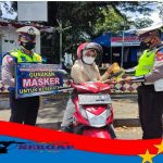 Pengojek dan Pengguna Jalan Dihadiahi Minyak Goreng oleh Sat Lantas Polres Tanggamus