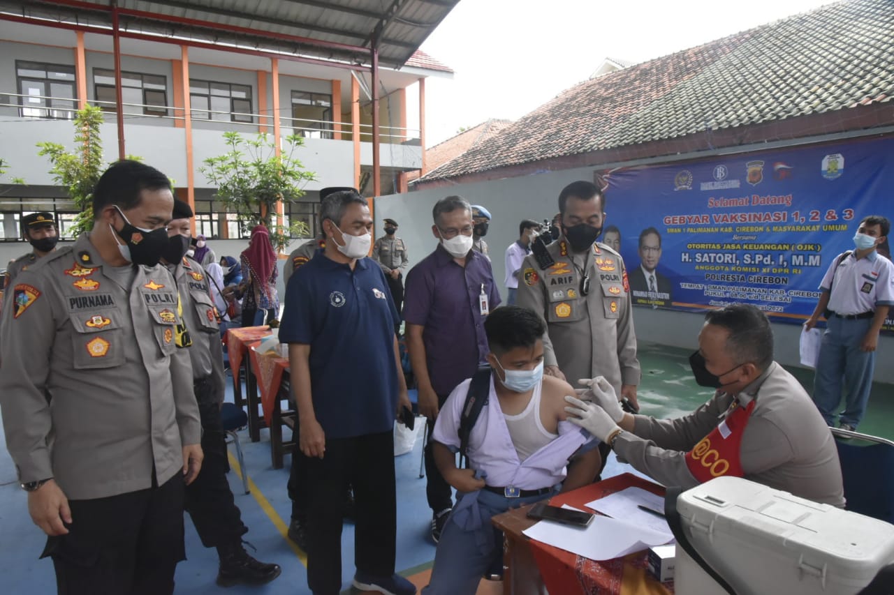 Polresta Cirebon Laksanakan Gebyar Vaksinasi di SMAN 1 Palimanan