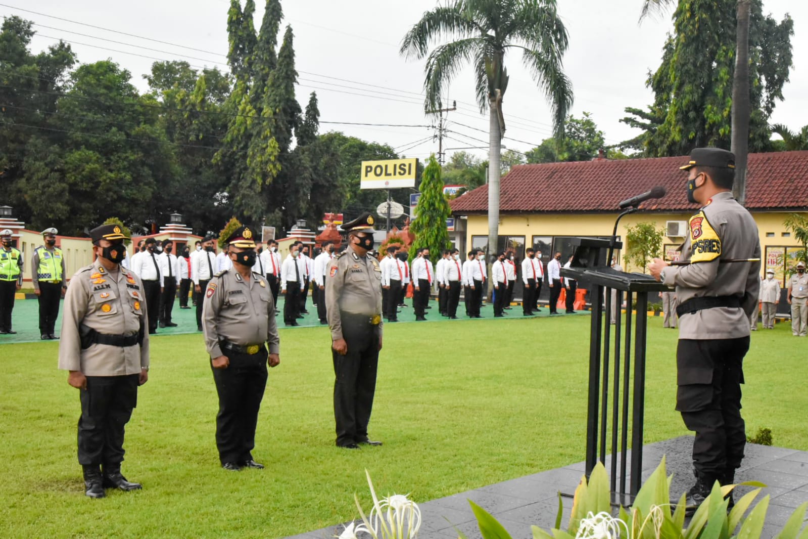 3 Personel Polresta Cirebon Mendapat Kenaikan Pangkat Pengabdian