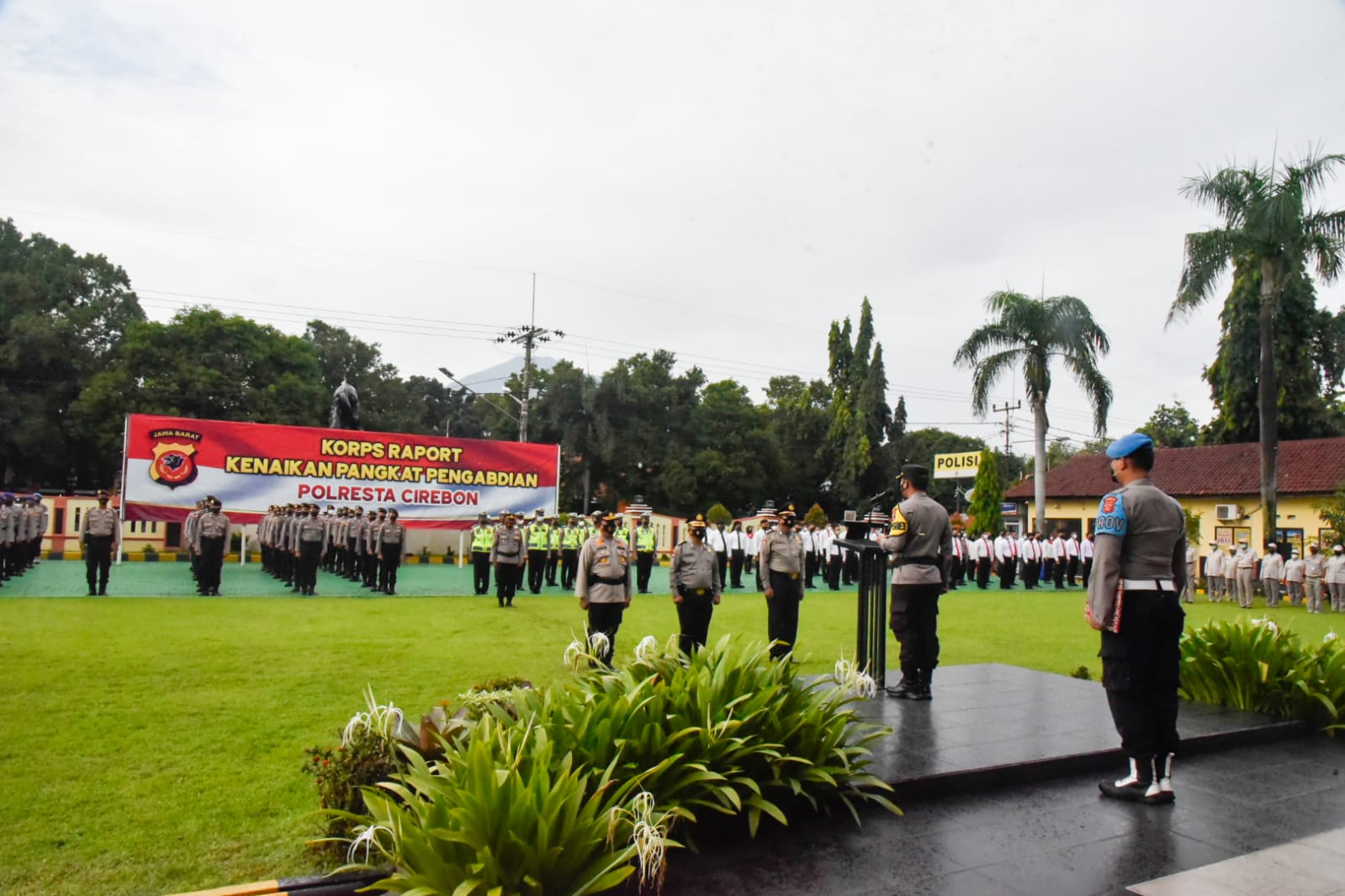 3 Personel Polresta Cirebon Mendapat Kenaikan Pangkat Pengabdian