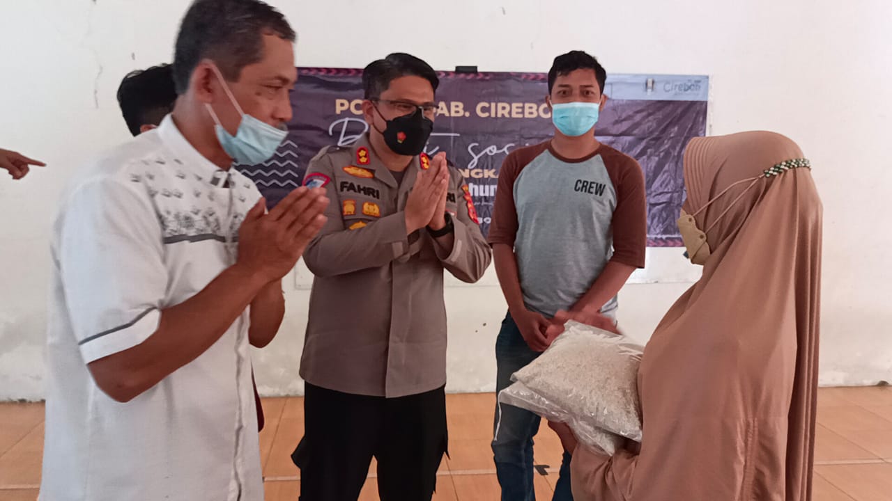 Kapolres Cirebon Kota Bagikan Beras Kepada Warga Ditengah Pandemi