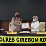 Kapolres Cirebon Kota Terima Penghargaan dari Komnas Perlindungan Anak