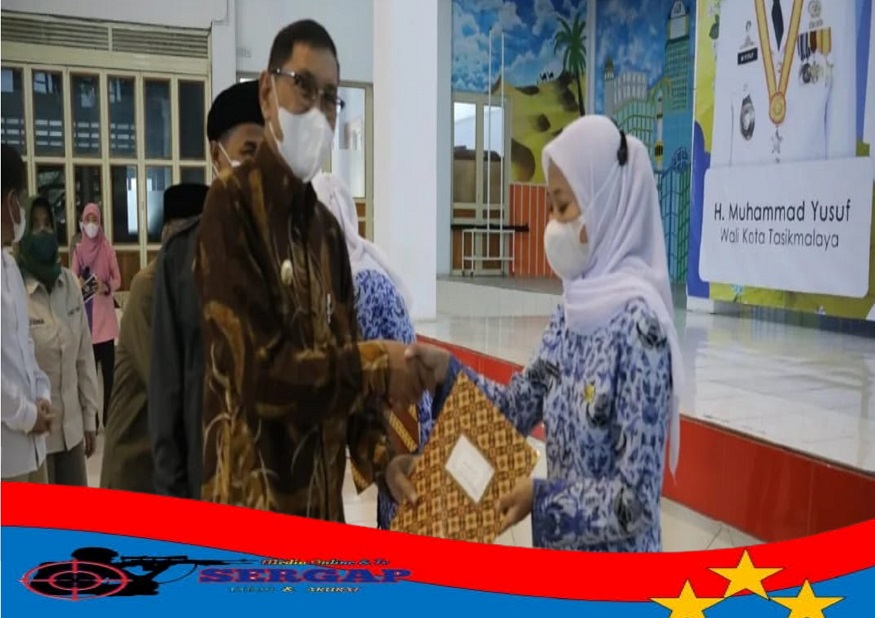 Penyerahan Petikan Keputusan Walikota Kepada PPPK Jabatan Fungsional Guru Tahap 1