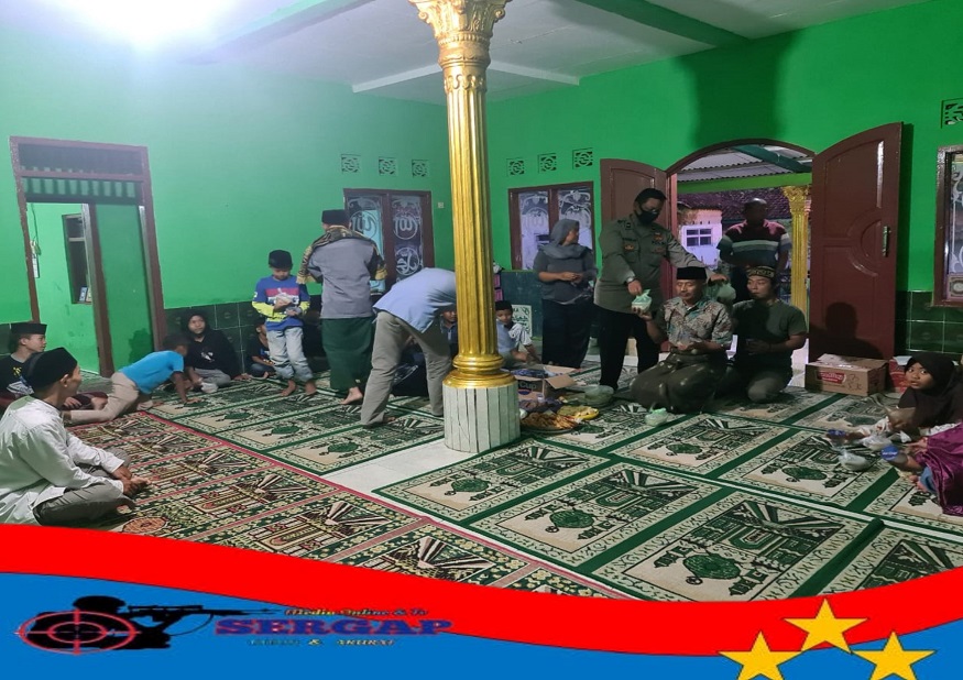 Personil Polsek Cisayong Sambangi Mesjid Bagikan Takjil