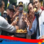 Aksi Kompol Kosasih Bagi - Bagi Makanan Disela Unras Wartawan Menarik Perhatian