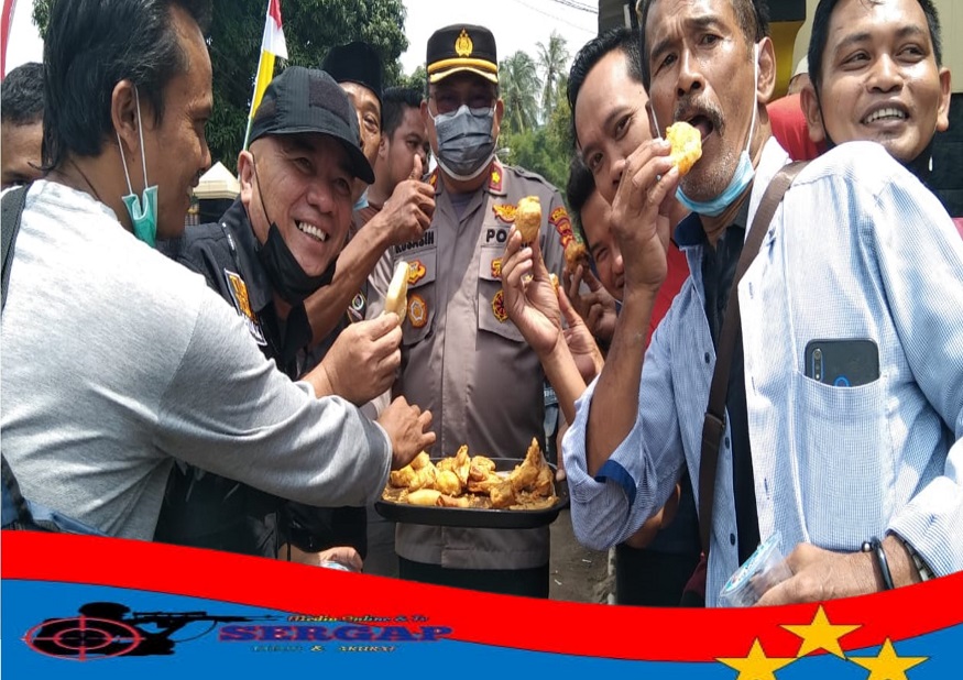 Aksi Kompol Kosasih Bagi - Bagi Makanan Disela Unras Wartawan Menarik Perhatian