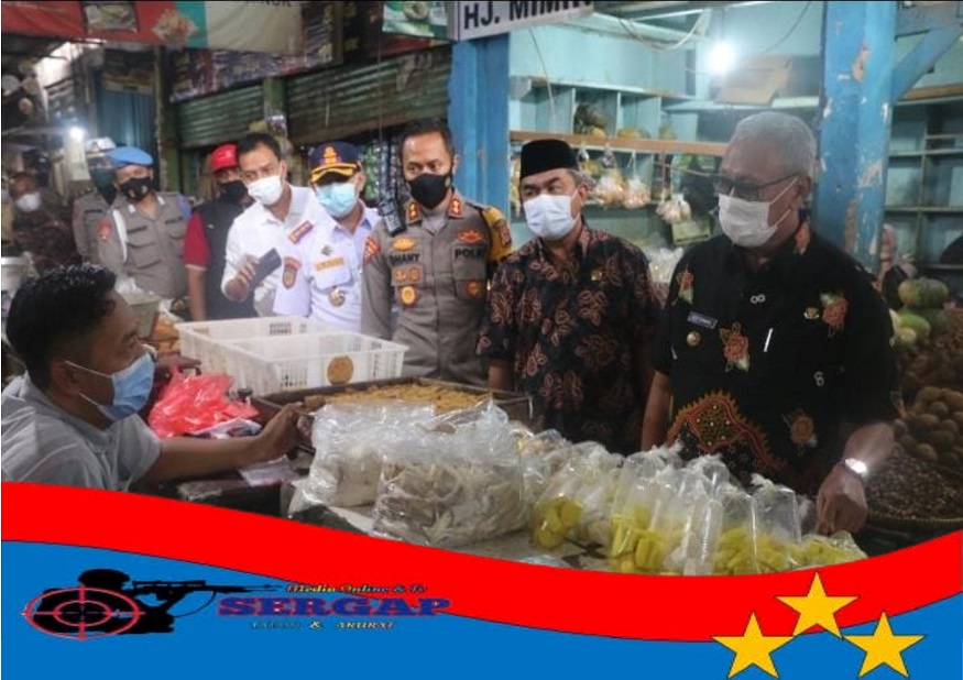 Kapolres Kuningan AKBP Dhany Aryanda S.I.K., Bersama Frokopimda Monitoring Ketersediaan Pasokan dan Harga Barang Kebutuhan Pokok di Pasar Ciawigebang