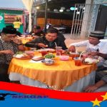 Kesbang Pol dan Organisasi Kemasyarakatan Kerinci, "Lakukan Obrolan Santai" Sambil Buka Puasa Bersama SERGAP.CO.ID KERINCI, || Obrolan santai serta berbuka puasa bersama Badan Kesatuan Bangsa dan Politik (KESBANGPOL Kerinci) dan seluruh Organisasi Kemasyarakatan (ORMAS) dalam Kabupaten Kerinci, Provinsi Jambi,baru saja usai dilaksanakan, yang Konon..... bertempat di cafe pondok kecee Kecamatan Air Hangat Barat (Semurup) Kabupaten Kerinci, Provinsi Jambi, (08/04) Acara tersebut di selenggarakan oleh Badan Kesatuan Bangsa dan Politik (KESBANGPOL) Kabupaten Kerinci, yang juga dihadiri oleh Sekda Kerinci, Zainal Efendi,yang mewakili Bupati Kerinci,acara tersebut juga dihadiri oleh Kepala Badan Kesbangpol Kerinci yakni : Redi Asri, SH. MH berserta jajaranya yang dalam hal ini,selaku peyelengara buka bersama. Dalam sambutannya Kepala Badan Kesbangpol Redi asri menyampaikan “ucapan terima kasih yang sebesar besarnya kepada Sekda Kerinci,karena sudah menyempatkan diri hadir dalam acara tersebut,Demikian pula dengan para Ormas, LSM, Maha Siswa, serta organisasi Ke pemudaan yang telah hadir untuk memenuhi undangan yang kami berikan, dalam kesempatan ini selain beberapa hal yang perlu kita bahas kita juga ingin memperkuat silaturahmi dan untuk memperlancar komonikasi sesama ormas dan pemerintah kedepan. Memang.....kita ingin seluruh ormas dan komponen lainnya hingga Masyarakat lebih baik dan lebih dekat dengan unsur pemerintahan”, ungkap Redi. Ditambahkan Kaban (Redi) beliau juga menyampaikan, “untuk permasalahan Surat Keterangan Terdaftar (SKT) bagi Ormas, bilamana Lembaga yang belum mempunyai legalitas yang cukup,kita persilahkan untuk segera mendaftarkan diri ke kantor "Kesbangpol" dengan ketentuan dan sarat – sarat permohonan yang akan di lampirkan”, ungkap Redi (Kaban). Ditempat yang sama Sekda Kerinci, Zainal Efendi,Juga menyampaikan hal yang sama, Dengan acara Obrolan ini semoga kedepanya kita lebih harmonis lagi,dan hubungan komonikasi antara Ormas yang ada di kabupaten kerinci dengan Kesbangpol & Pemerintah kerinci akan lebih baik dan lebih harmonis lagi kedepanya, tutur sekda. (Rusdi Purnama)