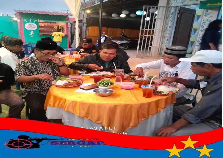 Kesbang Pol dan Organisasi Kemasyarakatan Kerinci, "Lakukan Obrolan Santai" Sambil Buka Puasa Bersama SERGAP.CO.ID KERINCI, || Obrolan santai serta berbuka puasa bersama Badan Kesatuan Bangsa dan Politik (KESBANGPOL Kerinci) dan seluruh Organisasi Kemasyarakatan (ORMAS) dalam Kabupaten Kerinci, Provinsi Jambi,baru saja usai dilaksanakan, yang Konon..... bertempat di cafe pondok kecee Kecamatan Air Hangat Barat (Semurup) Kabupaten Kerinci, Provinsi Jambi, (08/04) Acara tersebut di selenggarakan oleh Badan Kesatuan Bangsa dan Politik (KESBANGPOL) Kabupaten Kerinci, yang juga dihadiri oleh Sekda Kerinci, Zainal Efendi,yang mewakili Bupati Kerinci,acara tersebut juga dihadiri oleh Kepala Badan Kesbangpol Kerinci yakni : Redi Asri, SH. MH berserta jajaranya yang dalam hal ini,selaku peyelengara buka bersama. Dalam sambutannya Kepala Badan Kesbangpol Redi asri menyampaikan “ucapan terima kasih yang sebesar besarnya kepada Sekda Kerinci,karena sudah menyempatkan diri hadir dalam acara tersebut,Demikian pula dengan para Ormas, LSM, Maha Siswa, serta organisasi Ke pemudaan yang telah hadir untuk memenuhi undangan yang kami berikan, dalam kesempatan ini selain beberapa hal yang perlu kita bahas kita juga ingin memperkuat silaturahmi dan untuk memperlancar komonikasi sesama ormas dan pemerintah kedepan. Memang.....kita ingin seluruh ormas dan komponen lainnya hingga Masyarakat lebih baik dan lebih dekat dengan unsur pemerintahan”, ungkap Redi. Ditambahkan Kaban (Redi) beliau juga menyampaikan, “untuk permasalahan Surat Keterangan Terdaftar (SKT) bagi Ormas, bilamana Lembaga yang belum mempunyai legalitas yang cukup,kita persilahkan untuk segera mendaftarkan diri ke kantor "Kesbangpol" dengan ketentuan dan sarat – sarat permohonan yang akan di lampirkan”, ungkap Redi (Kaban). Ditempat yang sama Sekda Kerinci, Zainal Efendi,Juga menyampaikan hal yang sama, Dengan acara Obrolan ini semoga kedepanya kita lebih harmonis lagi,dan hubungan komonikasi antara Ormas yang ada di kabupaten kerinci dengan Kesbangpol & Pemerintah kerinci akan lebih baik dan lebih harmonis lagi kedepanya, tutur sekda. (Rusdi Purnama)