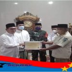 SERGAP.CO.ID SUNGAIPENUH, || Tim Safari Ramadhan Pemerintah Kota Sungai Penuh kunjungi Masjid Jami Al-Falah Desa Koto Dumo Kecamatan Tanah Kampung, Minggu (10/4). Konon.......Tim Safari Ramadhan tersebut dipimpin langsung oleh Walikota Sungai Penuh, Ahmadi Zubir bersama Wakil nya Alvia Santoni,dan Para Forkompimda serta SKPD. Selain sebagai bentuk silaturahmi, Safari Ramadhan Pemkok juga menjadi ruang gerak untuk menginformasikan secara langsung pada masyarakat tentang hal-hal terkait perkembangan Pembangunan di Kota Sungai Penuh. Wali kota Sungai Penuh Ahmadi Zubir menyampaikan kepada masyarakat tentang program-program pemerintah yang sedang berjalan. Khususnya Kecamatan Tanah Kampung, pada tahun ini proses normalisasi sungai batang marao dari danau dan hulu insyah allah akan dilaksanakan, dan juga termaksud pembangunan TPS3 R didesa. Selain itu, Wali kota Ahmadi Zubir juga memuji tentang pendidikan kerohanian yang ada di kecamatan tanah kampung, seperti TPA disetiap desa berjalan dengan baik. ” Kita berharap dengan keberadaan TPA yang ada Kecamatan Tanah Kampung mampu mendidik dan memberikan nilai luhur dan budi pekerti bagi anak-anak” ungkap Wali kota Ahmadi zubir. Memang............Pada kesempatan tersebut Pemkot Sungai Penuh juga menyerahkan Bantuan Dana Hibah untuk pembangunan Masjid Jami Al-Falah Desa Koto dumo sebesar 10 juta rupiah,demi Kelancaran Aktifitas pembangunan masjid Tersebut. (Rusdi P)