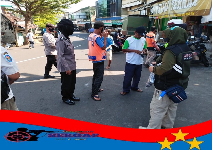 Tim Gabungan PPKM, Bagikan Masker dan Ingatkan Prokes