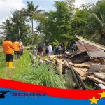 Wakapolres Tasikmalaya Kota dan Kapolsek Indihiang Bersama Beberapa Personil Gabungan Gotong Royong Bereskan Rumah Roboh