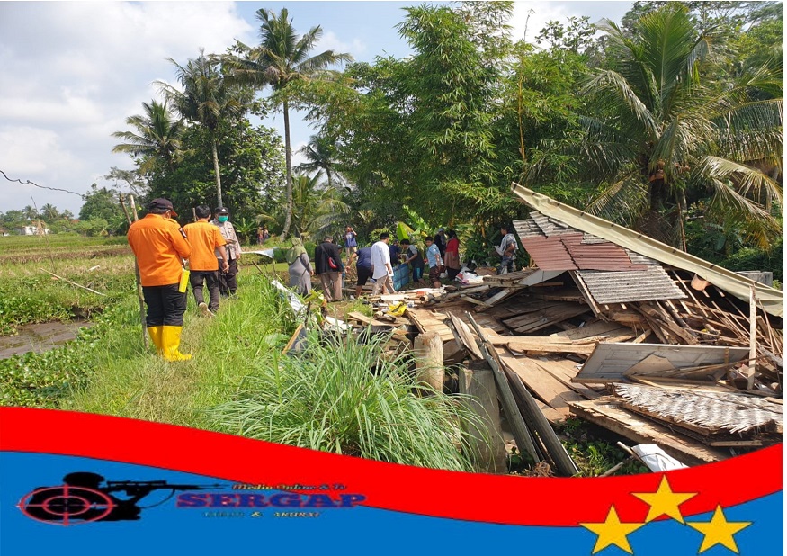 Wakapolres Tasikmalaya Kota dan Kapolsek Indihiang Bersama Beberapa Personil Gabungan Gotong Royong Bereskan Rumah Roboh